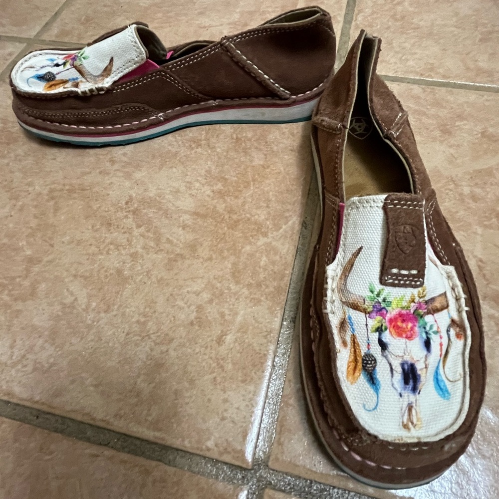 Brown and Cream Ariats women’s cow skull shoes size 6